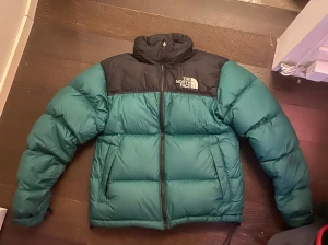 The North Face puffar jacket - Jätte snygga The north face vinterjacka. Perfekt inför vintern. Den är i bra skick. Jag säljer den för att den är för liten. Passade mig som var 165 cm.