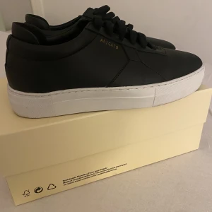 Axel Arigato  - Säljer mina fina Arigato skor då jag har fått precis likadana i present. Har bara använt de i en GÅNG. Kvittot, orginal kartong och även en mini bag hänger med