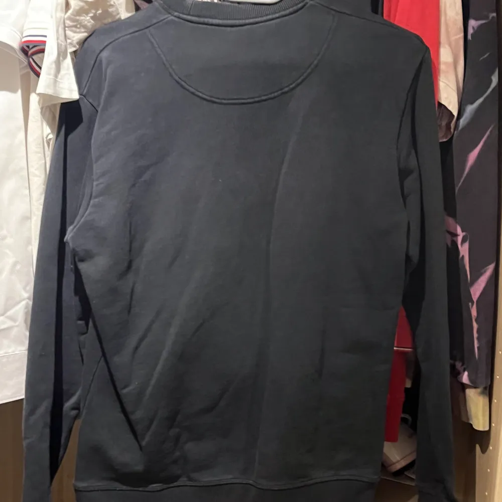 Svart Kenzo sweatshirt (s)  650kr  Skick (8/10)  Storlek (s)  Möts upp i stan alternativt fraktar . Hoodies.