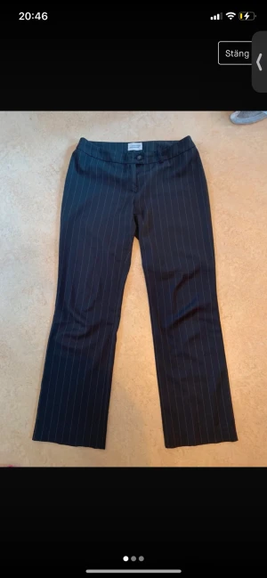 Lågmidjade randiga kostymbyxor  - Snygga och trendiga Lågmidjade randiga kostymbyxor. Står ingen storlek i de men skulle säga att den passar S/M Midja 84 cm Innermått ben 79 cm Köparen står för frakt, tryck gärna på köp nu :)