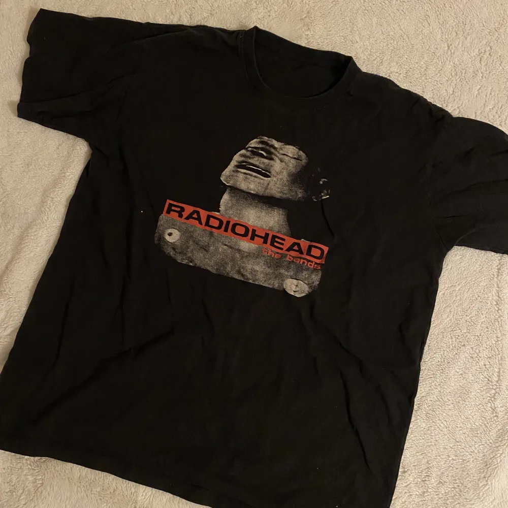 size M, Radiohead tshirt; Length: 66 Wide: 56. T-shirts.