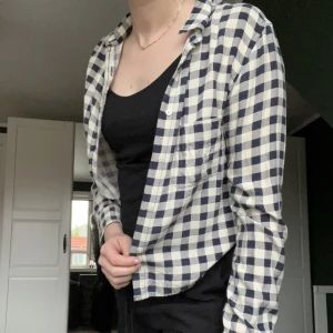 Skjorta från Ralph Lauren - Mjuuukaste skjortan från Ralph Lauren. Storlek S. 100% viskos. Mycket fint skick.