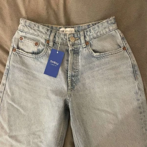 Zara jeans  - Säljer dessa zara mid rise jeans köpta på selpy aldrig använda lappen är kvar storlek 36 men sitter mer som en 34a.