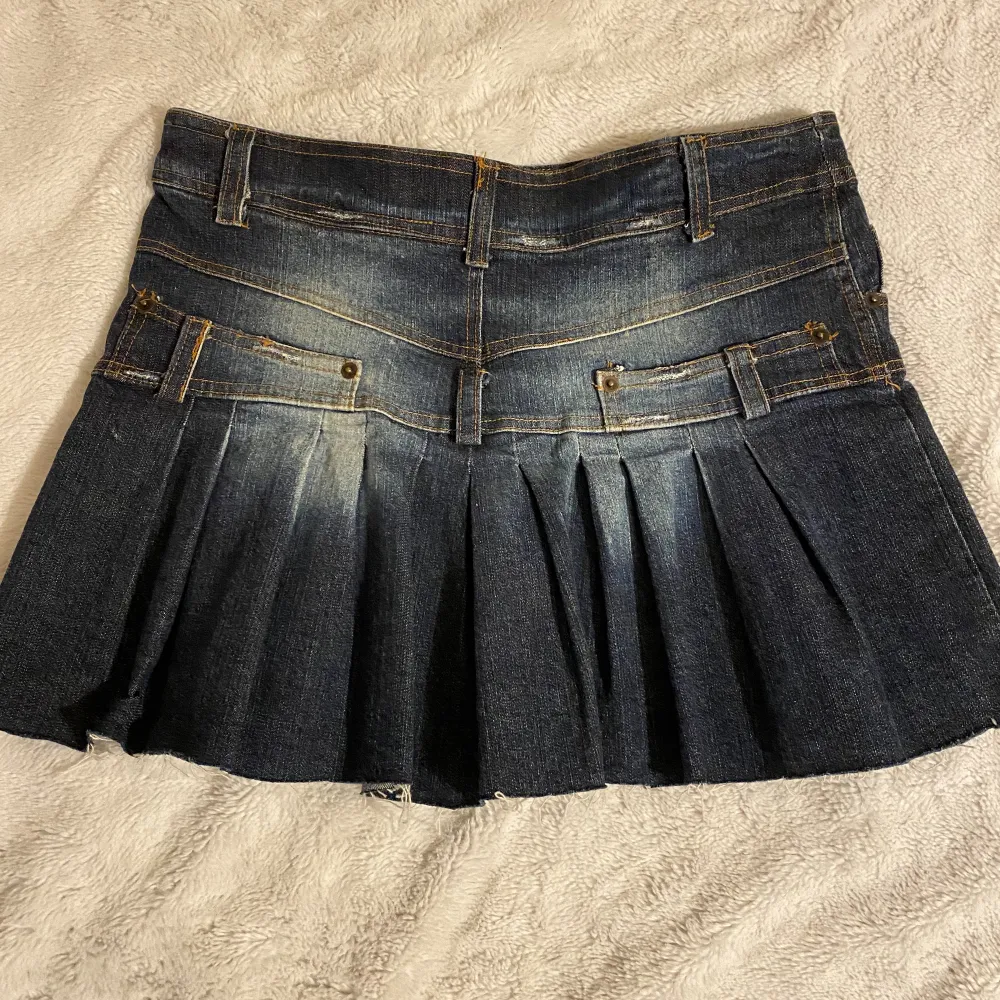 size M, Y2K dark jean skirt. Length: 36 Wide:40. Kjolar.
