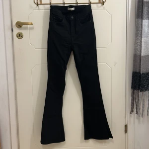 Bootcut jeans - Bootcut jeans med slits. Som nya!