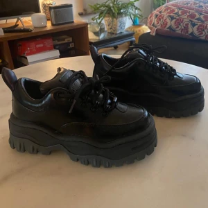 Eytys angel sneakers  - Säljer ett par helt nya/oanvända Eytys angel sneakers i storlek 35, 22.8cm. Finns att hämta i Sthlm eller köparen får stå för frakt 📦 