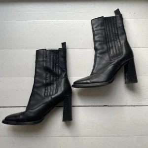 Tiger of Sweden stövlett - Tiger of Sweden stövlett. Så gott som oanvända. Väldigt fint skick. Inköpspris 3999 kr. Storlek 37, passar mer som 37,5. Säljes i befintligt skick. 