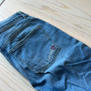 Djerf avenue jeans - Djerf avenue jeans strl 27. Använda max 1 gång, bara legat i garderoben. Nypris 1200.