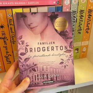 Bok, bridgerton - Bok i Bridgerton-serien av Julia Quinn. Den är på svenska och i mycket fint skick. Hör av er om ni har några frågor!