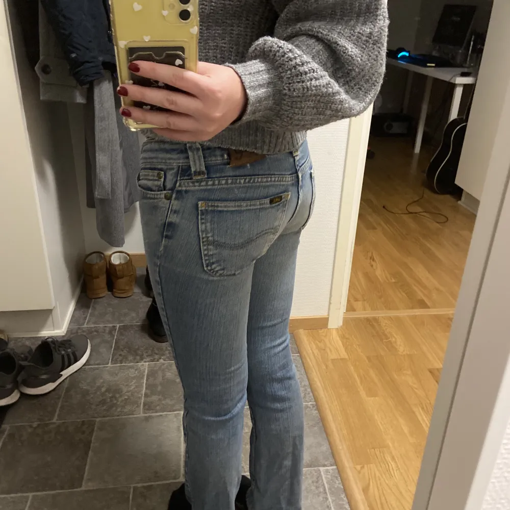 Fina lågmidjade jeans som är flare, storlek 36 Midjemått: 66 - 72 Innerbenslängd: 81 cm Midjemått tvärs över: 33cm. Jeans & Byxor.