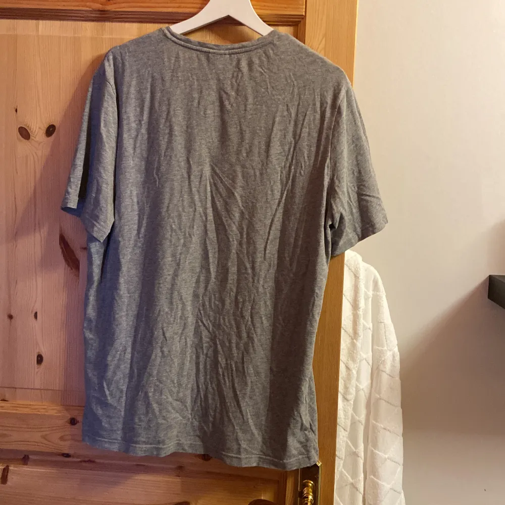 Hugo Boss T-shirt i storlek M (passar M/L). Tröjan är i bra skick och har inga hål eller märken. . T-shirts.
