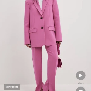 Kostymset  - Rosa kostymset. Kavajen är använd 1 gång byxorna är oanvända med lappar kvar. Byxorna är i st 38 och kavajen i st 34. Kavajen är oversized och sitter snyggt oversized på mig som vanligtvis är en 36/38 i överdelar. 600 kr för hela settet. 