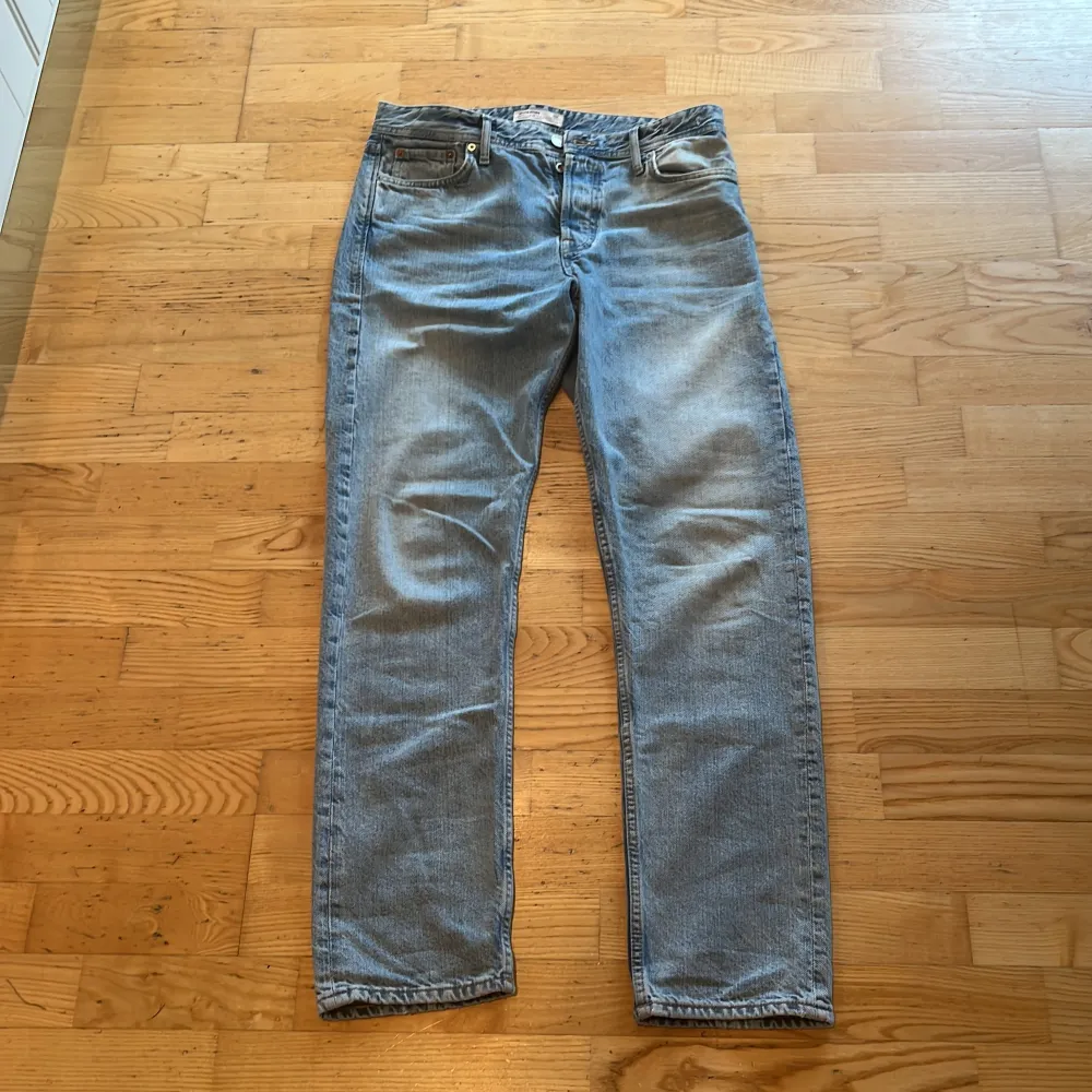 Tjena, säljer nu mina blåa Jack & Jones jeans i modellen loose/chris. Storleken är 31/34. Jeansen är i ett gott skick. Hör av dig vid funderingar, pris kan diskuteras . Jeans & Byxor.