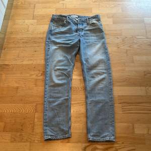 Tjena, säljer nu mina blåa Jack & Jones jeans i modellen loose/chris. Storleken är 31/34. Jeansen är i ett gott skick. Hör av dig vid funderingar, pris kan diskuteras 