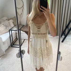 Klänning - Romantisk och söt klänning, köpt på Ibiza💞 aldrig använd 