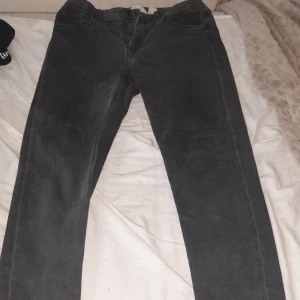 Mörk grå jeans - Säljer mina jeans för dom är små. Skick 7/10 finns lite skador p vänstra benet men de är lite bara.