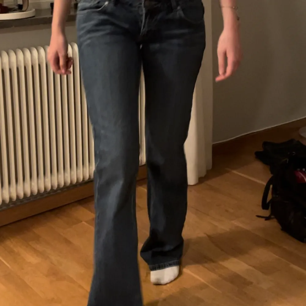Ett par lowwaist utsvängda jeans i storlek 38, men de sitter mer som 36. Köpta på vinted och säljer då de är för små. Min kompis på bilden är 173 cm. Köparen står för frakten❤️. Jeans & Byxor.