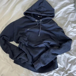 Marinblå hoodie - Från Monki 
