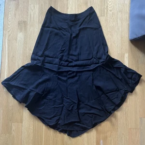 Kjol - Kjol nedanför knäna med diskret dragkedja bak