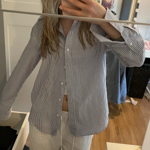 Randig skjorta  - Superfin randig skjorta från Gina. Jättebra skick använd 1-2 gånger. Köpt för något år sedan🩷