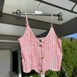 Söt kroppad topp - Söt kroppad topp från HM. Skick ser som ny ut. Storlek 34