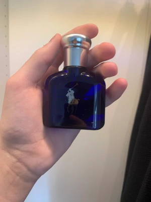 Ralph Lauren Polo Blue – Eau de Toilette - Riktigt nice parfym för vintern och hösten, lite drygt hälften kvar av den, typ 25 ml det var 40  från början, köpt för 449. Kan gärna byta