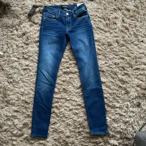 Helt nya jeans från REPLAY 26/30. Modell: New luz. Stuprör med bra stretch. Snygg tvätt. Aldrig använda eller tvättade. Nypris var 1399kr. Mitt pris 500kr.