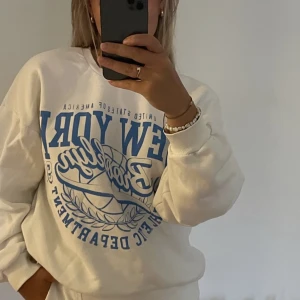 Vit sweatshirt - Vit sweatshirt med blått tryck, jätteskön! Storlek M från GinaTricot