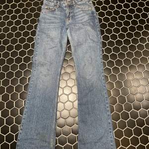 Säljer dessa Perfect jeans från Gina Tricot! Sitter jättebra på och har väldigt skönt material. Inte kommit till användning så mycket. Passar perfekt på mig i storlek 32, jag är 158cm. Ordinariepris 499kr. Köparen står för frakt🥰
