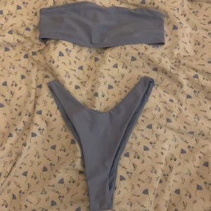 Blå bikini - Jättefin blå bikini från bikbok. Hög trosa och överdelen kan vara bandeau eller med band.  Nyskick och band tillkommer 
