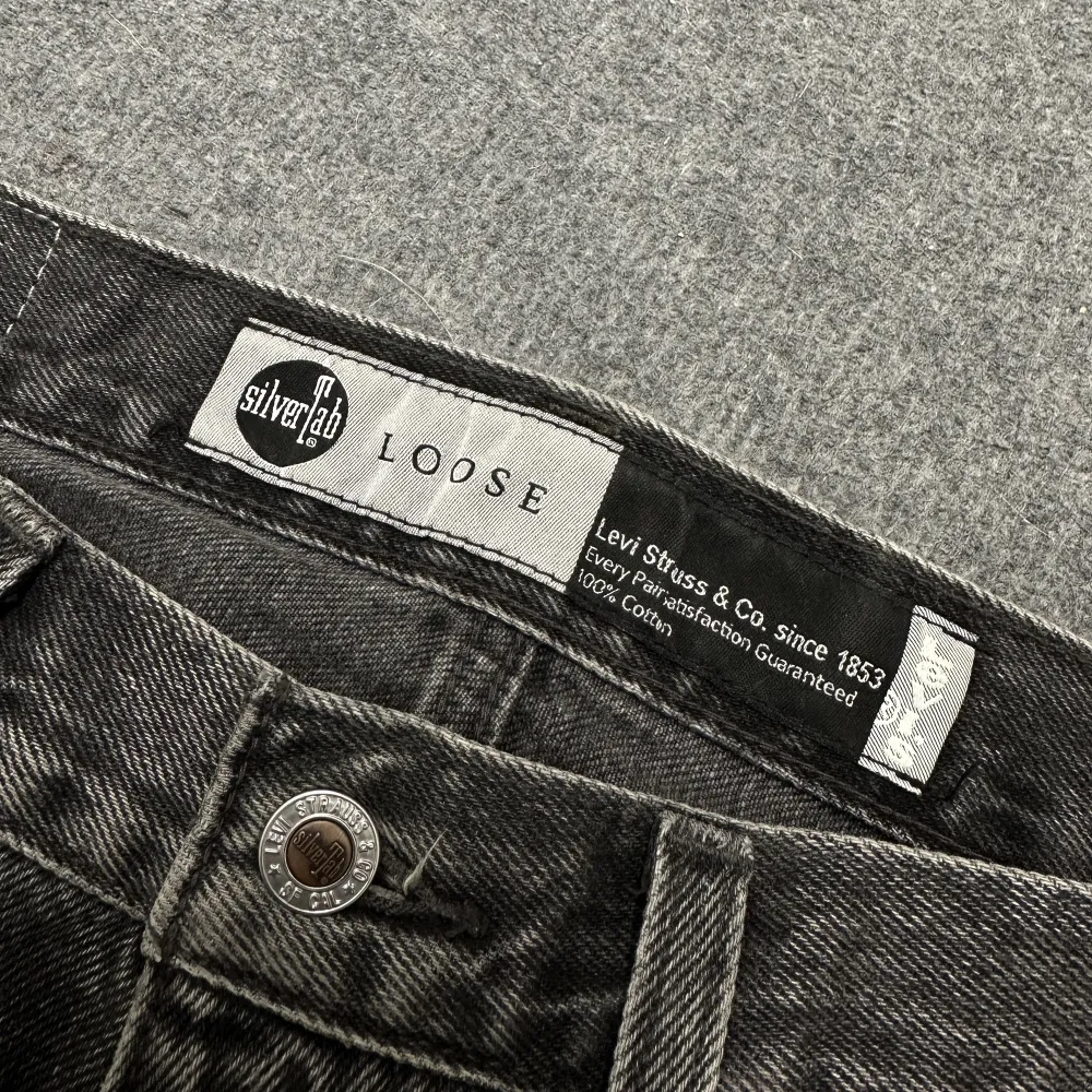 jeans från levi’s i nyskick, riktigt snygg grå färg och bra passform. storlek 29/30. Jeans & Byxor.