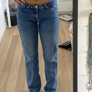 Weekday low arrow jeans - Säljer mina favorit jeans då de blivit för små, de är i nytt skick🫶🏼