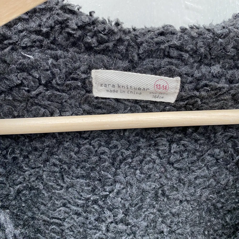 En zipup stickad tröja från Zara i fint skick. Den är kanske lite smått nopprig men inte alls mycket. Storleken är 164 vilket jag skulle uppskatta är ungefär XS (herr). Den är supermjuk inuti och jättemysig! . Stickat.