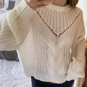 Stickad tröja - Superfin stickad tröja från h&m, endast använd 2-3 ggr så i jättebra skick. Hör av dig vid frågor!🩷🩷