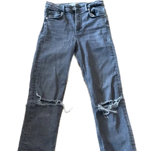 Zara jeans - Gråa jeans med split och hål på knäna från Zara. Storlek 36 så typ xs/s