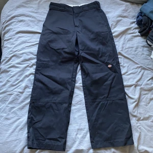 Dickies work pants - Dickies byxor i nyskick. Använda en gång. För små i midjan men annars bra passform! 