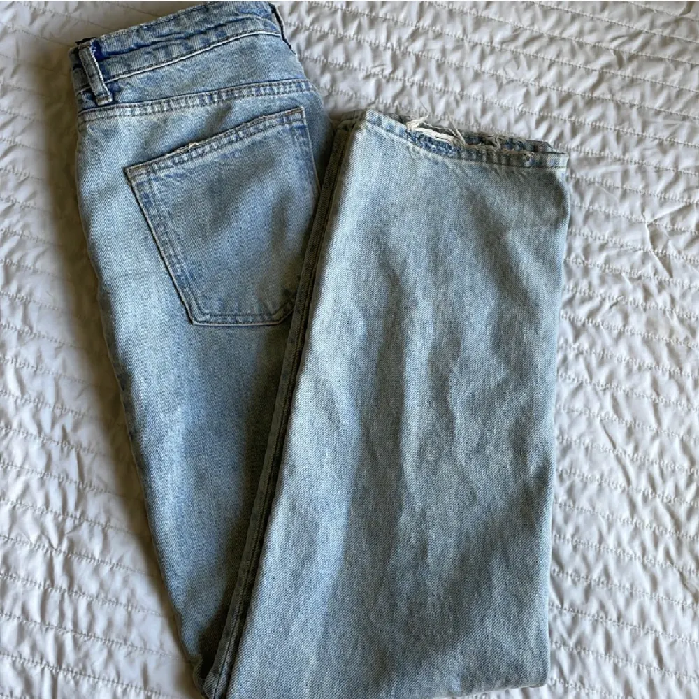 Jättefina midwaist jeans från Zara. Jättebra skick, endast använda några gånger. Nypris 430kr🩷 hör av er vid frågor. Jeans & Byxor.