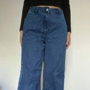 Säljer detta par mörk blåa jeans i st 34, är Max använda 4 gånger, fri frakt skippa betala 59kr❣️