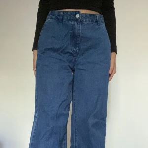 Jeans st34  - Säljer detta par mörk blåa jeans i st 34, är Max använda 4 gånger, fri frakt skippa betala 59kr❣️
