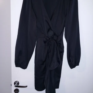 Oanvänd klänning  - Strl M, knyt i midjan, oanvänd