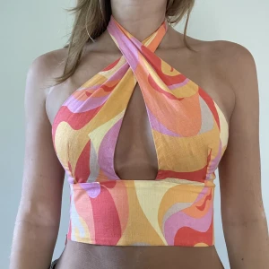 Linne topp - Säljer denna jätte fina croppade linnetoppen köpt från Zara. Endast använd ett fåtal gånger så varan är i bra skick. Storleken är XS men skulle säga att den är lite stor i bysten på mig. Om fler är intresserade blir det budgivning. *frakt tillkommer*