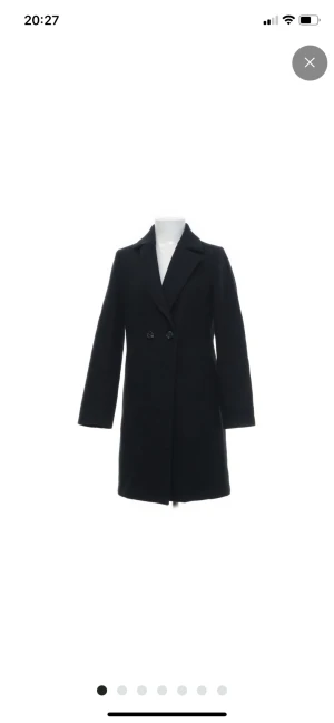 lång Kappa - Kappa nyinköpt ifrån Plick säljer för att den var lite liten på mig ganska bra skick