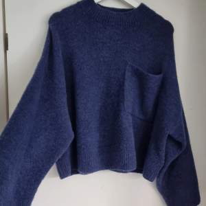 Populär blå stickad tröja från & Other Stories 💙 Säljer då den inte passar mig. Perfekt till hösten 🍂  Använd gärna köp nu ❤️