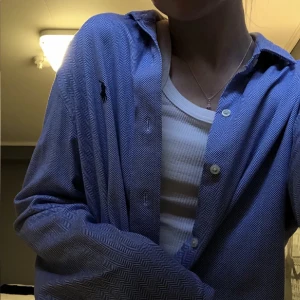 Vintage Ralph Lauren skjorta - Vintage oversized skjorta från Ralph Lauren i mycket bra skick!! Då det är herrstorlek sitter den oversized på mig. Skulle säga att den nog sitter ungefär likadant på personer med storlek s också! Passar oavsett kön 💕