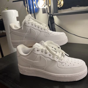 Nike airforce  - Säljer mina splitternya airforce då dem är försmå för mig. Är vanligtvis en 38 men dessa är 37,5. Skorna är endast testade så dem är därav i toppskick. Skriv gärna för fler frågor eller bilder💗