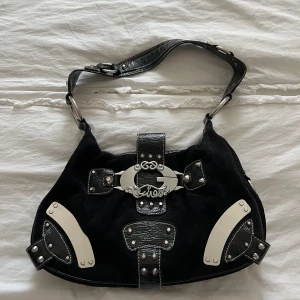 GUESS väska  - Så snygg väska från GUESS! Den rymmer mycket!!