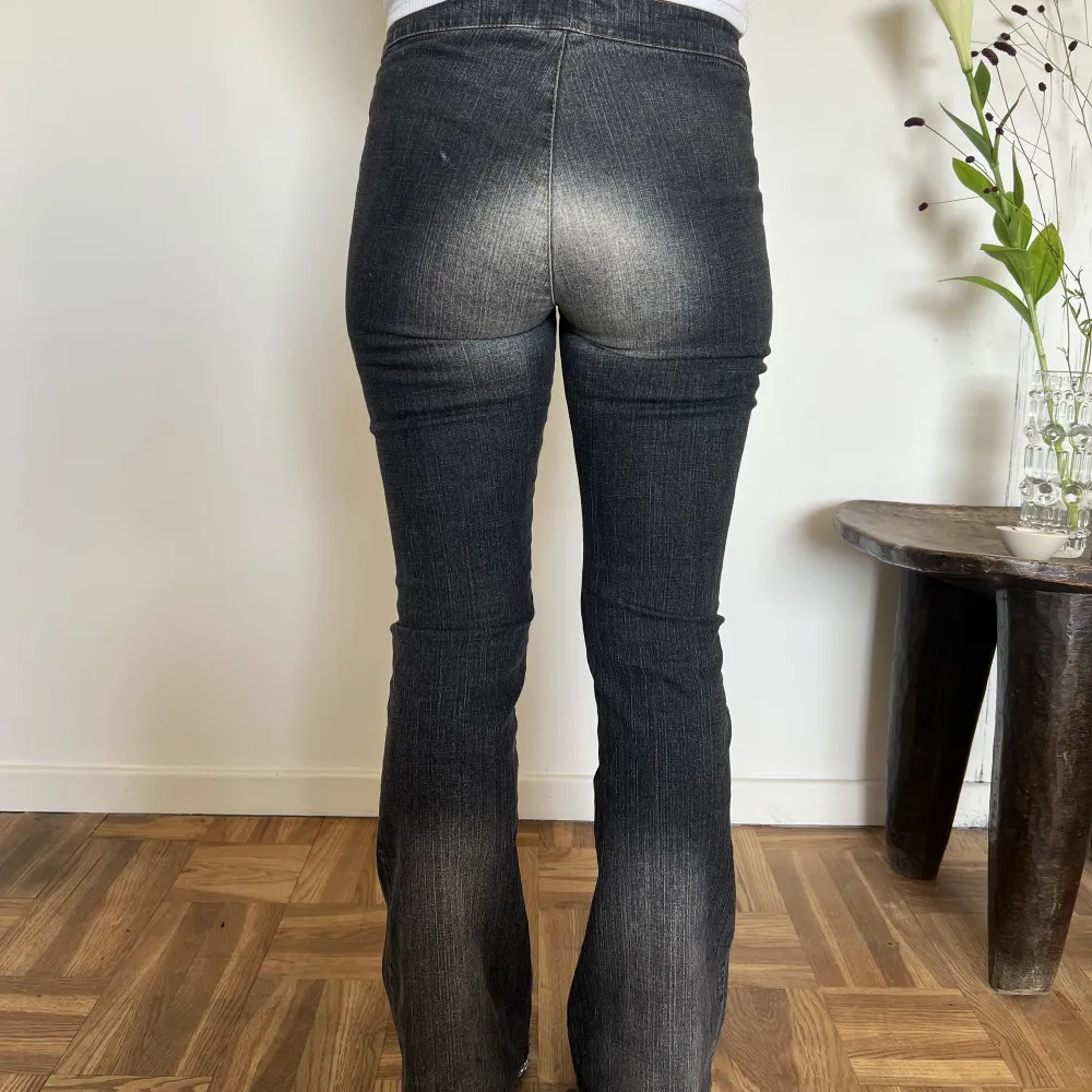 Dessa jeans sitter sååå snyggt! Materialet formar kroppen perfekt. Dessa är i jättebra skick och passar de flesta storlekarna för man kan dra åt dem med snörena i midjan 😮‍💨 Hör av dig om du har frågor💋. Jeans & Byxor.