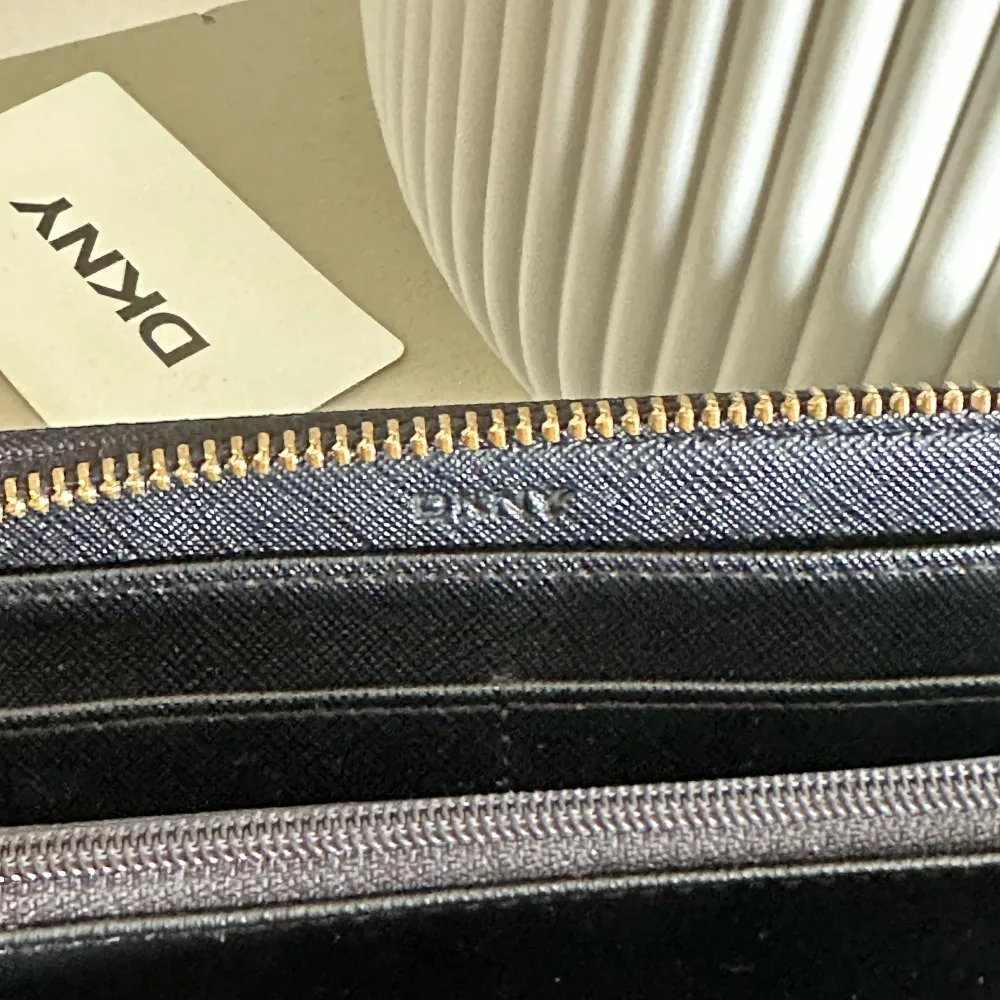 Äkta DKNY plånbok som behöver rensas. . Accessoarer.
