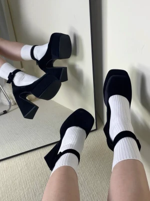 Klackskor - Jättefina klackskor i sammet. Chunky klacksor i Mary Jane style. Storlek 38. Köpta för 1449 på rea. Har använt dem kanske 2 gånger men är inte så bra på att gå i klackskor så de kommer tyvärr inte till användning :(. Hoppas ngn annan vill använda dem mer!