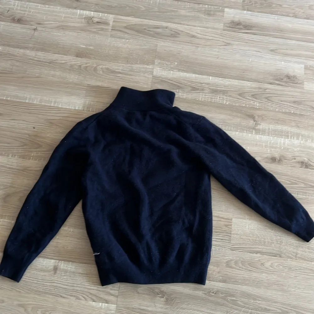 säljer en gant half zipe hoodie i väldigt mörkblå färg,hör av er vid intresse!!!. Tröjor & Koftor.